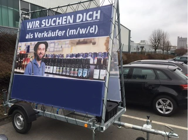 Bannerwerbung mit Werbeanhänger – mobile Werbefläche für maximale Aufmerksamkeit